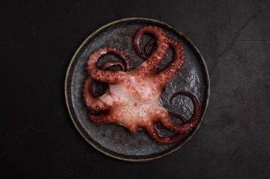 Evde akşam yemeği için alışılmadık yemekler pişirmek.