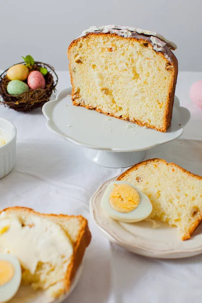 Панеттоне с яйцами на белом столе — стоковое фото