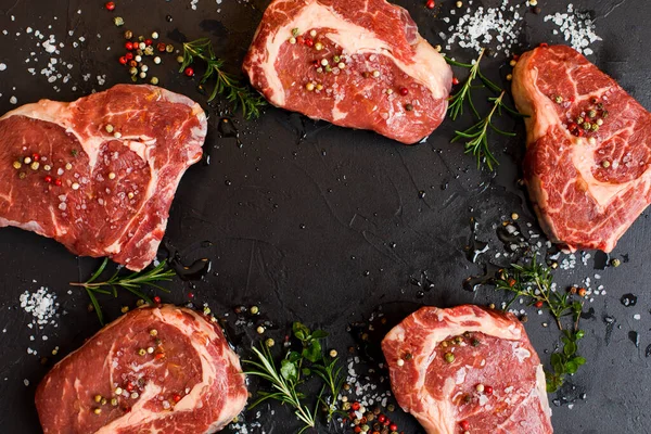 Důkladně vybrat každý kus masa pro perfektní jídlo — Stock fotografie