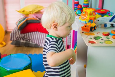 Anaokulunda ilk kez olmak kendimi güvensiz hissettiriyor.