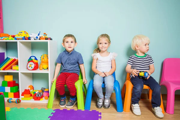 Het is gemakkelijk om kinderen aandacht te trekken, maar moeilijk om ze geconcentreerd te houden — Stockfoto