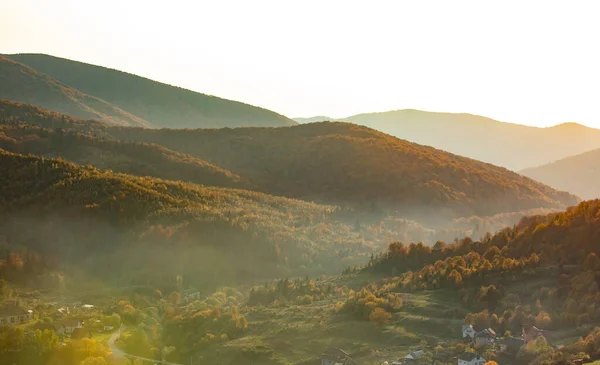 Malowniczy jesienny krajobraz górskiego terenu wiejskiego — Zdjęcie stockowe