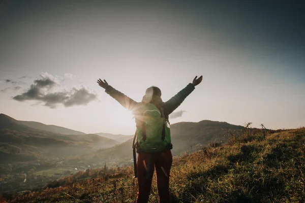 Respirando profundamente, sintiéndose plenamente conectado con la naturaleza — Foto de Stock