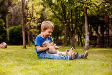 Bir çocuğun bir köpekle arkadaş olması sağlıklı bir gelişme.