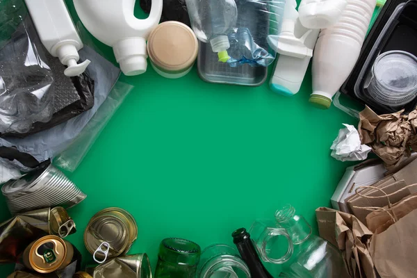 Çöpü metal, plastik, cam ve kağıt olarak geri dönüştürmek