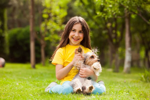 The girl welcome you with the help of her dog — Stock Photo, Image