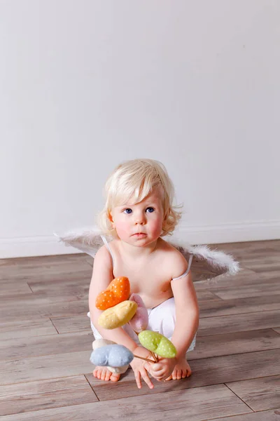 Bebê infantil com asas de anjo em fundo neutro — Fotografia de Stock