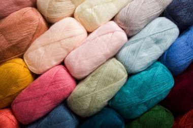 Arkaplan olarak örgü örmek için çok renkli iplikler kümesi