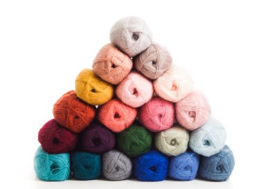 Çok renkli pamuk iplikleri biramid şeklinde katlanmış.