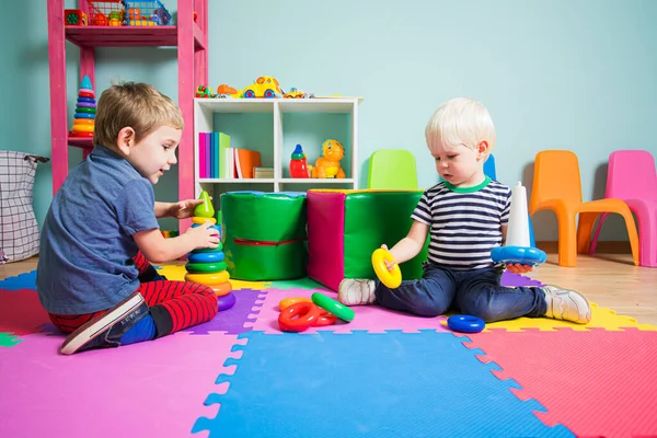 Die Kleinen lernen Farben mit Spielzeug — Stockfoto