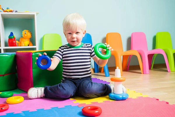 幼児の男の子はおもちゃで手の動きを訓練し — ストック写真