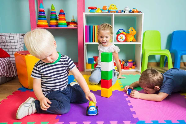 Pour les enfants passer du temps ensemble ne signifie pas jouer avec l'autre — Photo