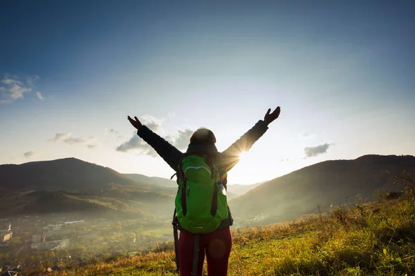 Saludo al sol mientras viaje largo en solitario por la montaña —  Fotos de Stock