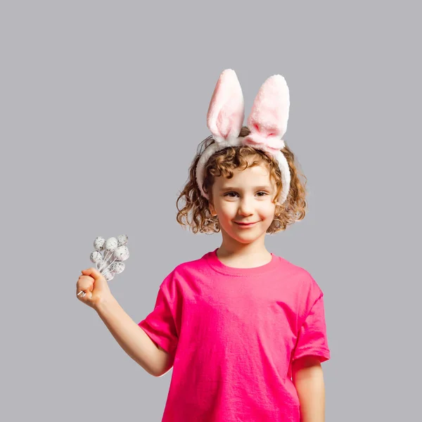 A menina com orelhas de coelho e ovos celebra a Páscoa — Fotografia de Stock