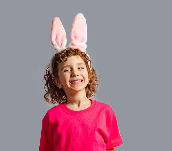 A menina com orelhas de coelho rosa no dia de Páscoa — Fotografia de Stock