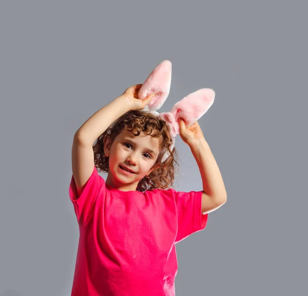 A menina está feliz com sua roupa de Páscoa — Fotografia de Stock