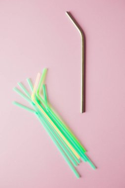 Plastik tek kullanımlık ve metal yeniden kullanılabilir pipetler düz olarak yatıyordu