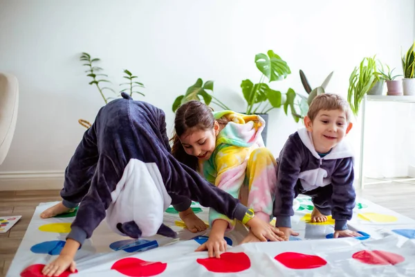 Barnen i Kigurumi ordnade pyjamasparty. — Stockfoto