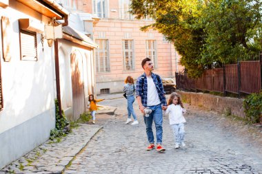 Uzhhorod şehir merkezinde genç bir aile ve küçük çocukları gezisi