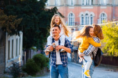 Genç bir aile için eski şehirde unutulmaz bir yolculuk.