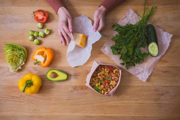 Plastica concetto di cucina gratuita. Cera d'api avvolge con il cibo su di loro — Foto Stock