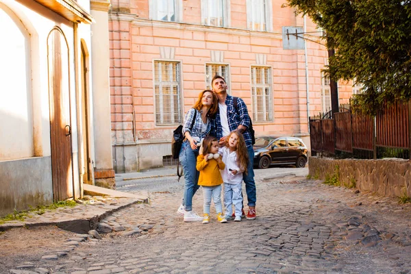 Uzhhorod excursión al centro de la ciudad de la familia joven y sus hijos pequeños — Foto de Stock