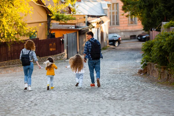 Jonge toeristen familie met hun twee mooie dochters wandelen — Stockfoto