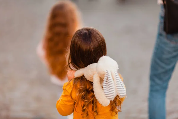 Милая девочка обнимает мягкую игрушку во время прогулки — стоковое фото