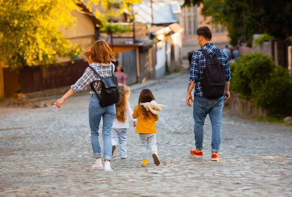 Familie wandelen door de straat van de oude stad — Stockfoto