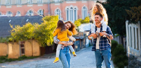 Den oförglömliga resan genom gamla stan för en ung familj — Stockfoto