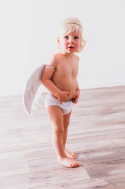 Melek kanatlı bebek ve kapalı alanda nimbus