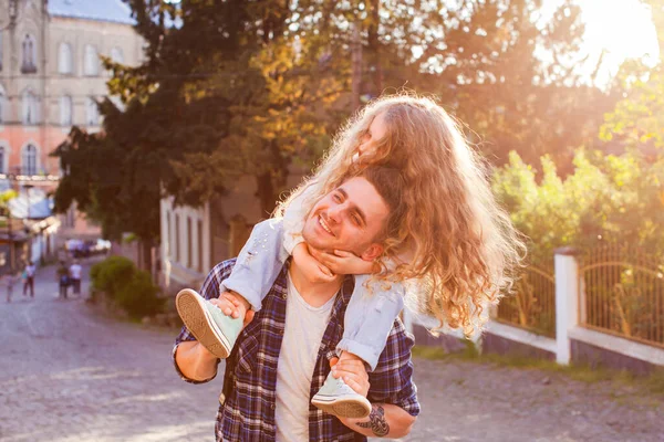 Padre e hija tienen un gran tiempo durante el viaje — Foto de Stock