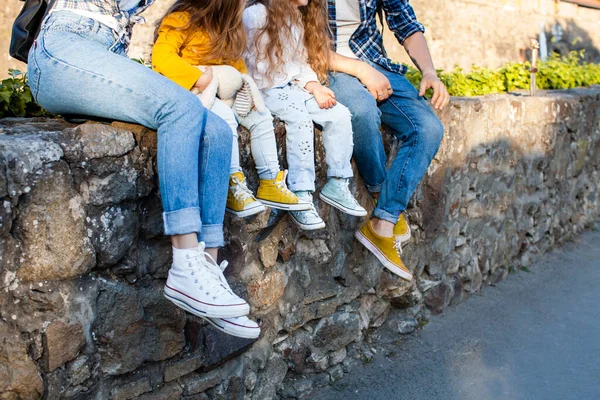 Photo des pieds d'un jeune couple et d'enfants — Photo