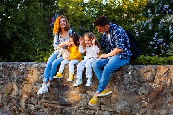 Le bel homme avec la belle femme et deux petites filles — Photo