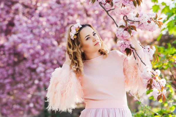 La fille est debout sous l'arbre rose qui fleurit — Photo