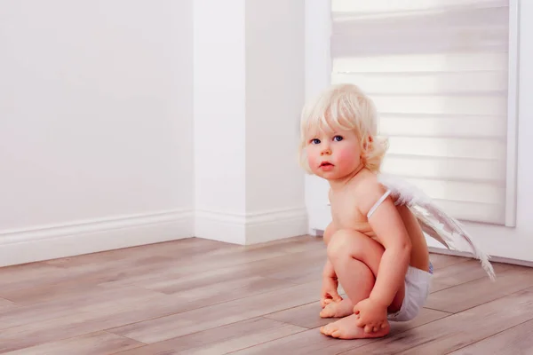 El Lindo Bebé Está Usando Un Cupido Disfraz En La Habitación Imagen de  archivo - Imagen de muchacho, alineada: 210027955