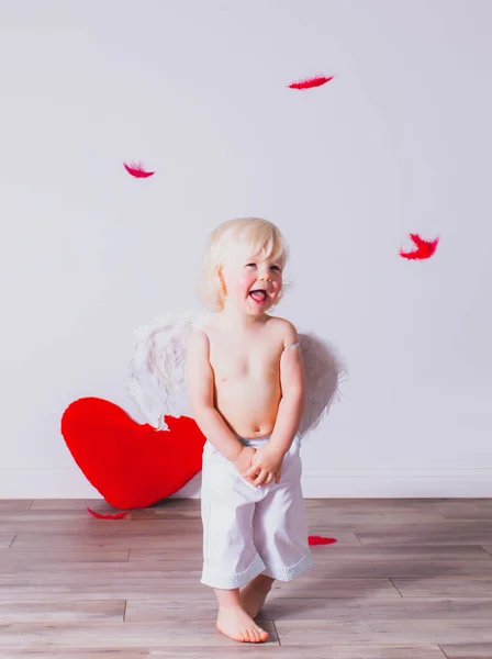 The cheerful toddler boy is having fun on Valentines day — Stock Photo, Image