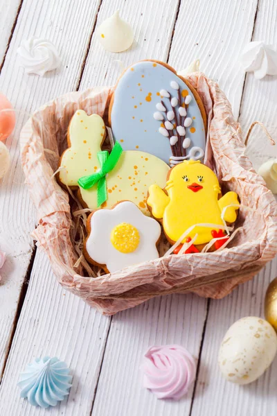 I deliziosi biscotti di pan di zenzero pasquali sul tavolo di legno — Foto Stock