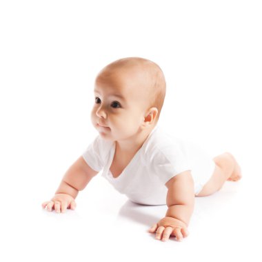 Tatlı emekleyen bebek beyaz tarafa bakıyor.