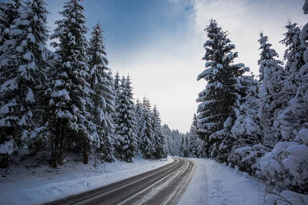 Strada di montagna mentre la bufera di neve è pericolosa — Foto Stock