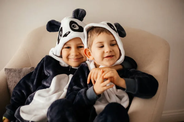 Los niños vestidos con trajes de animales cómodos —  Fotos de Stock