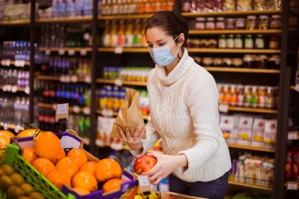 Livsmedelshandel i snabbköp eller butik under pandemin — Stockfoto