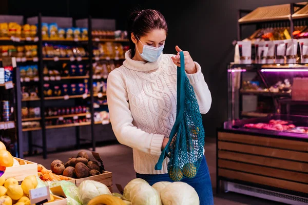 Mujer joven que elige la manera ecológica de ir de compras —  Fotos de Stock