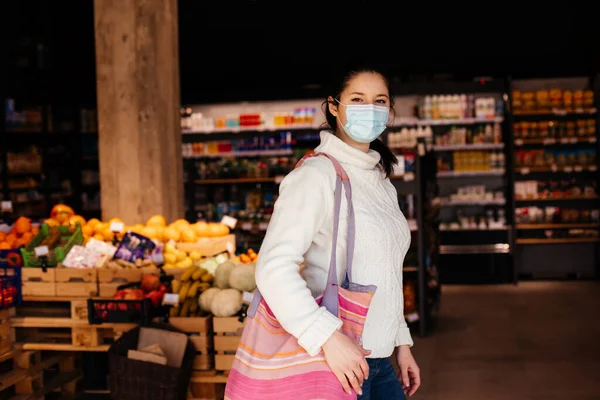Stilvolle junge Frau kauft ein, während die globale Pandemie tobt — Stockfoto