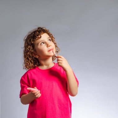 Yetişkin hayatı hayali kuran küçük kız.