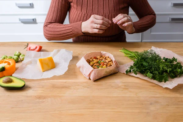 Plastica concetto di cucina gratuita. Cera d'api avvolge con il cibo su di loro — Foto Stock