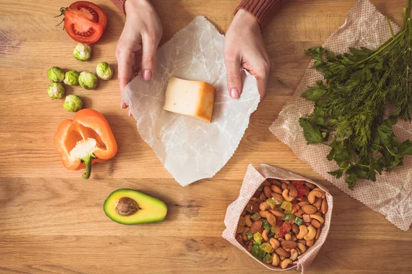 Plastica concetto di cucina gratuita. Cera d'api avvolge con il cibo su di loro — Foto Stock