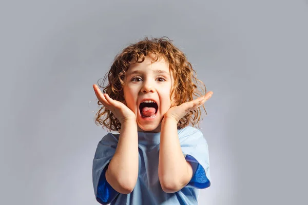 A menina bonita expressa uma emoção de alegria — Fotografia de Stock