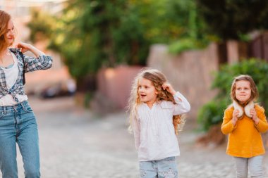 Anne ve kızları seyahat ederken bir yol arıyorlar.