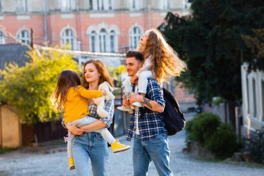 Genç bir aile için eski şehirde unutulmaz bir yolculuk.